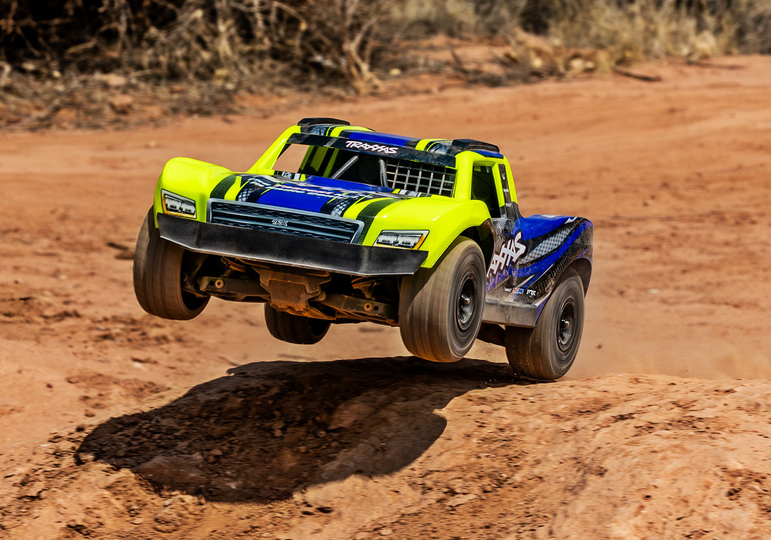 トラクサス ミニスラッシュ4X4 108164-1各色