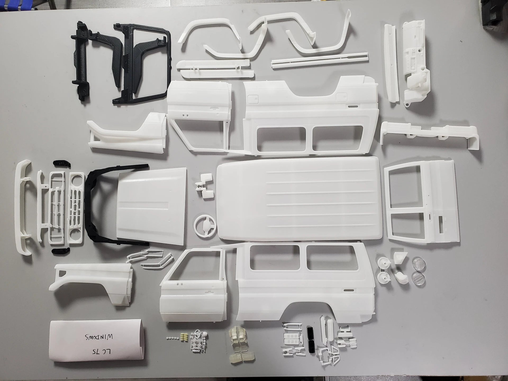 1/10 ランドクルーザー70 Lc75 トルゥープキャリア ボディ組み立てキット