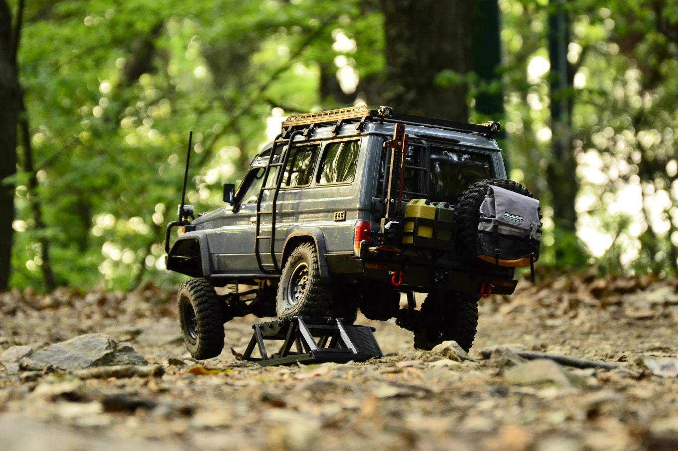 1/10 ランドクルーザー70 Lc75 トルゥープキャリア ボディ組み立てキット