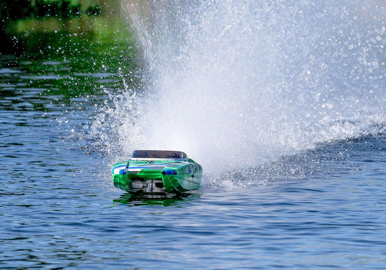 トラクサス M41カタマラン "高性能RTRレースボート、ブラシレス、TQ 2.4GHzプロポ、57046-4 各色