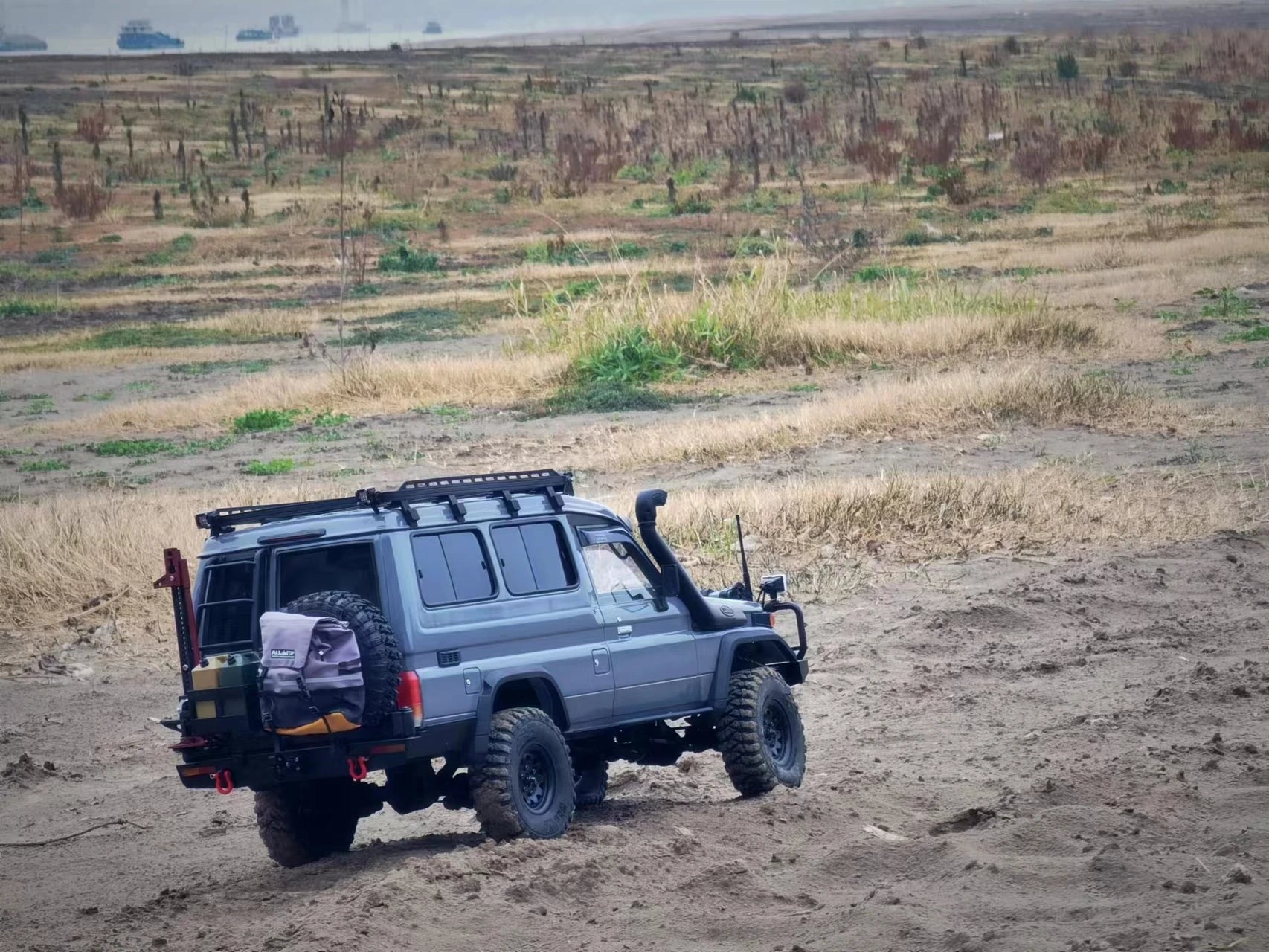 1/10 ランドクルーザー70 Lc75 トルゥープキャリア ボディ組み立てキット
