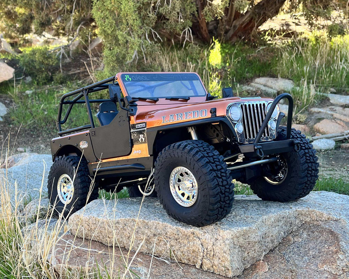 アキシャル 1/10 SCX10 III ジープ CJ-7 4WD ブラシ付き RTR、コッパー - RCTRAIL