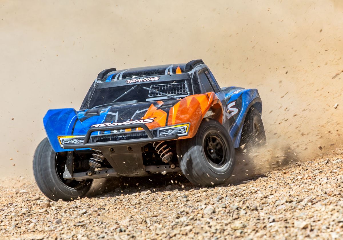 新型!トラクサス　スラッシュ　4X4　ブラシレス　68454-4　各色