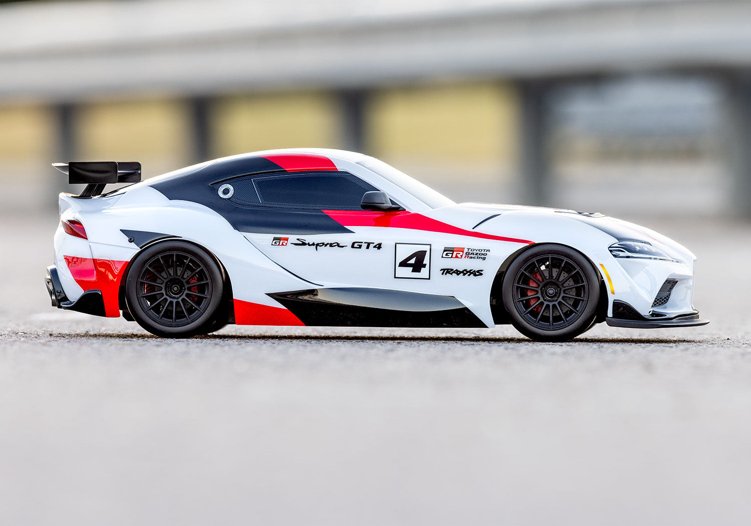 スパーク　SUPER GT GRスープラ4台セット トラクサス 4-TEC 3.0 トヨタGRスープラGT4 RTR BL-2sブラシレス
